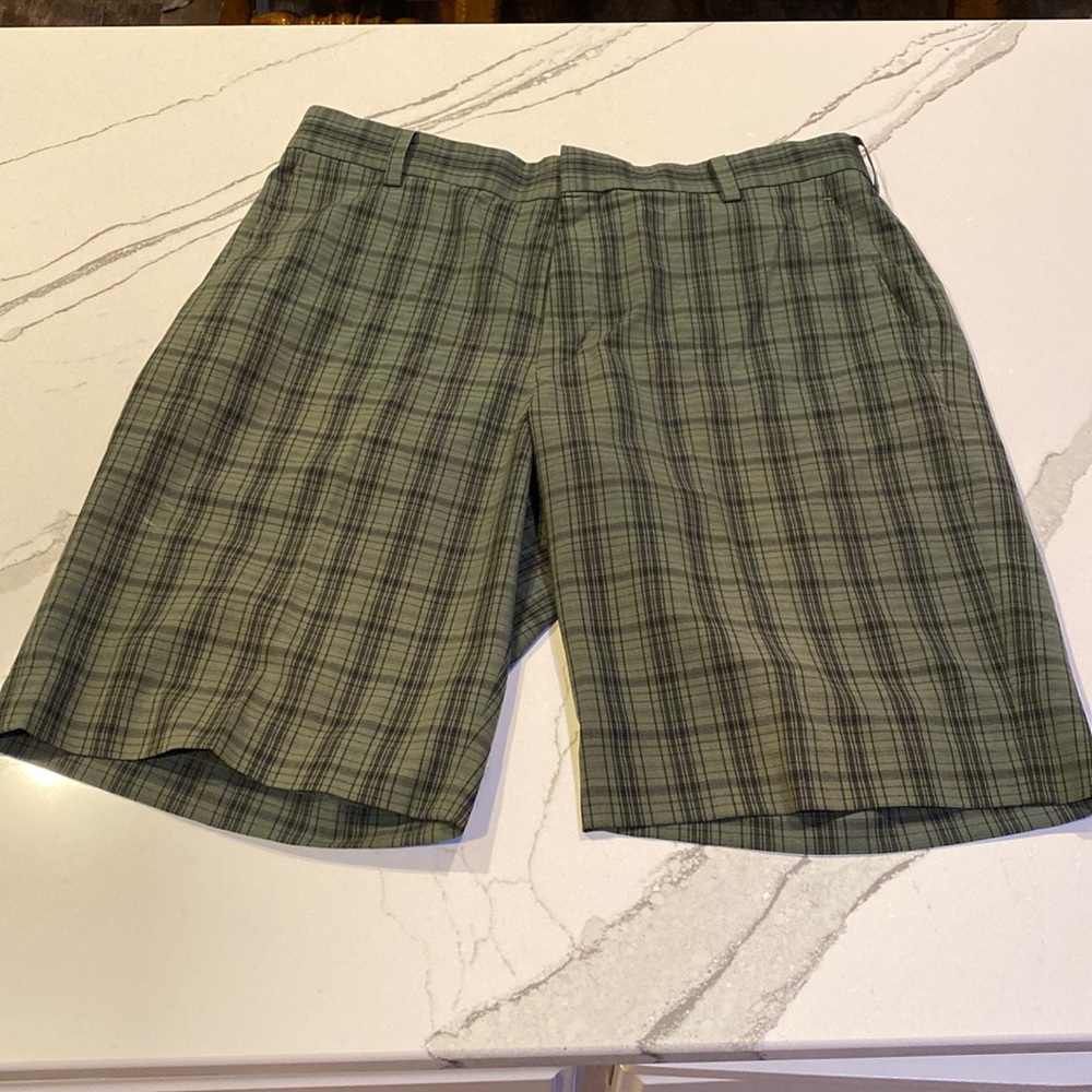 Tiger Woods Collection Golf Shorts Size 34